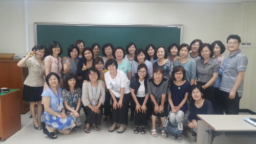 오수향 교수가 지난 27일 부산교육연수원에서 열린 ‘초등 수석 교사 소통법 특강’ 참가자들과 기념 촬영을 하고 있다.