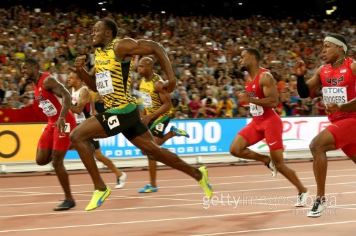 자메이카의 우사인 볼트(왼쪽에서 두 번째)와 미국의 저스틴 게이틀린은 ‘지구상에서 가장 빠른 사나이’의 자리를 놓고 지난 10년간 각축을 벌여왔다. 지난해 베이징에서 벌어진 세계육상선수권대회 남자 100m 결승에서 볼트가 간발의 차로 게이틀린을 따돌린 직후의 모습. 사진=ⓒGettyimages이매진스