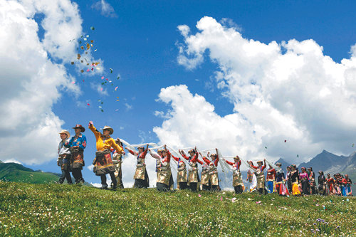 쓰촨에 거주하는 티베트족은 142만 명으로 중국 전체 티베트족의 4분의 1에 해당한다. 이들은 티베트어 뿐 아니라 생활 양식과 문화에서도 고유의 전통을 계승하고 있다.