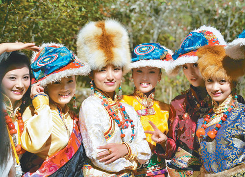 티베트족 전통의상을 입고 있는 현지 여성들