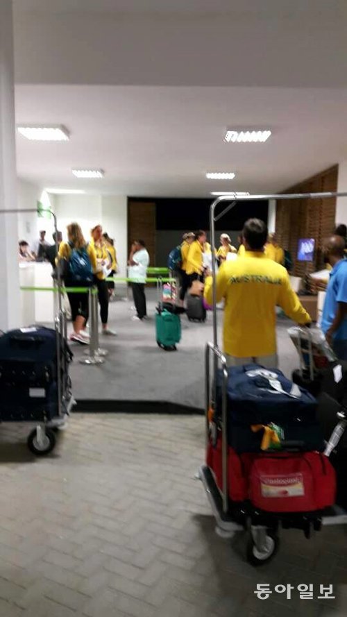 호주 여자 수구 대표팀 선수들이 1일 브라질 리우데자네이루 시내의 미디어 빌리지에서 체크인을 하고 있다. 리우데자네이루=이헌재 기자 uni@donga.com