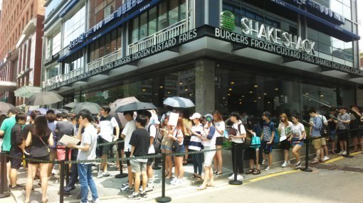 ‘쉐이크쉑’ 웨이팅 하는 모습.