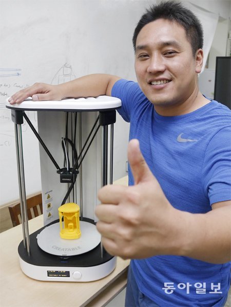3일 서울 종로구의 한 사무실에서 만난 고산 에이팀벤처스 대표가 회사에서 만든 3차원(3D) 프린터를 보여주고 있다. 그는 “3D 프린터가 공유 플랫폼으로 대중화하면 세상은 크게 변할 것”이라고 말했다. 양회성 기자 yohan@donga.com