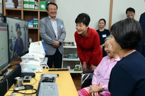 박근혜 대통령이 4일 오후 요양시설 원격의료 시범기관인 충남 서산효담요양원을 방문, 원격의료 시연행사를 참관 하고 있다. 서산=청와대사진기자단