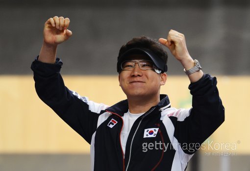 한국사격의 간판스타 진종오가 2016리우데자네이루올림픽에 출전한 한국 선수단에 첫 번째 금메달을 안길 수 있을까. 진종오는 개막 이틀째인 7일(한국시간) 남자 10m 공기권총에서 3회 연속 올림픽 금메달 획득에 도전한다. 사진=ⓒGettyimages이매진스