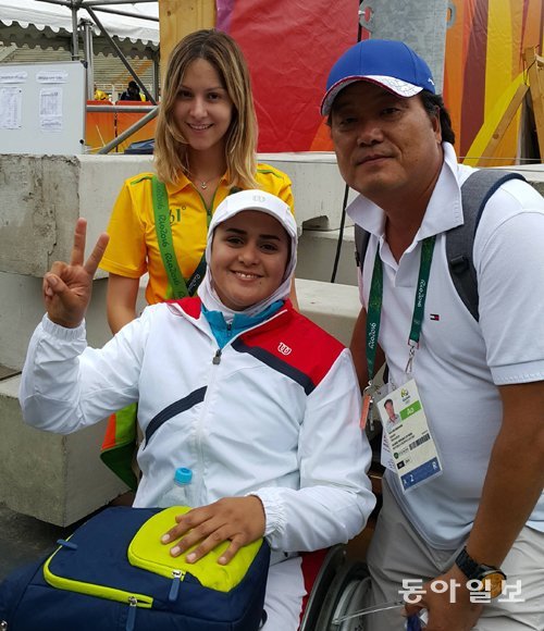 스승은 한국인 감독 이란 선수단 기수 자라 네마티(가운데)는 리우데자네이루 올림픽과 패럴림픽(장애인올림픽)에 동시에 참가하는 유일한 선수다. 리우데자네이루=이헌재 기자 uni@donga.com