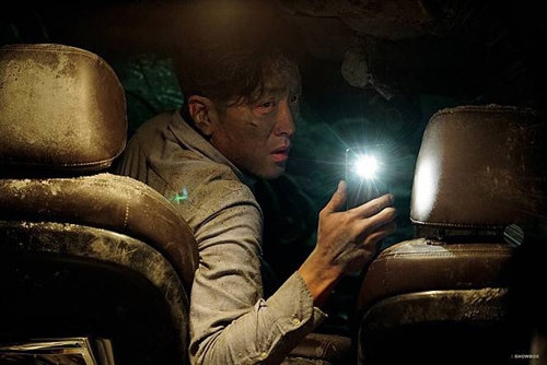 영화 ‘터널’은 위트 넘치는 연기와 긴장감 있는 연출력으로 기존 재난영화들과 차별화했다. 쇼박스 제공