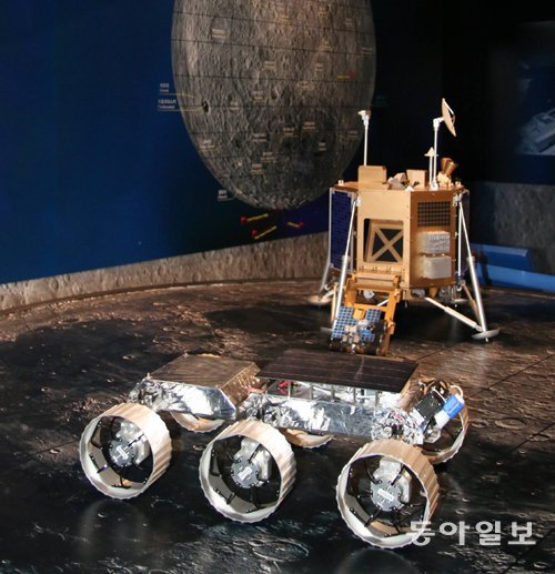 한국항공우주연구원과 한국과학기술연구원이 공동개발해 4일 행사장에 전시한 달 탐사 로봇 ‘로버’(앞쪽)와 탐사선 모형. 변지민 동아사이언스 기자 here@donga.com