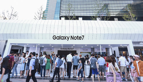 서울 삼성동 코엑스 몰에 마련된 행사장에서 많은 소비자들이 ‘갤럭시 노트7’의 혁신 기능을 체험하고 있는 모습. 사진=삼성전자 제공