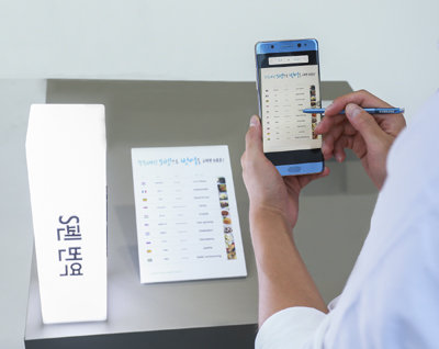 서울 삼성동 코엑스 몰에 마련된 행사장에서 S펜을 활용한 ‘갤럭시 노트7’의 번역 기능을 체험하는 모습. 사진=삼성전자 제공