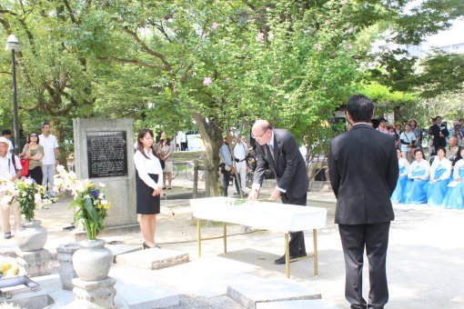 앨런 그린버그 주 오사카 고베 미국 총영사가 5일 히로시마 평화기념공원에서 열린 한국인 원폭희생자 위령제에 참석해 위령비에 헌화하고 있다. 사진제공=주히로시마 총영사관