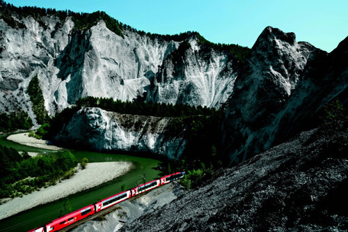 라인 강에 의해 침식당해 협곡을 이룬 스위스의 라인밸리. 빙하특급열차가 지나고 있다. 스위스 트래블시스템 제공
