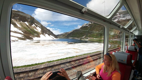 생모리츠를 떠나 체르마트로 향해 운행하는 빙하특급열차가 잠시 정차한 이곳은 스위스 알프스 중앙부의 해발 2044m 오베랄프 고갯마루. 6월 중순인데도 호수는 반쯤 얼음에 덮여 있다.