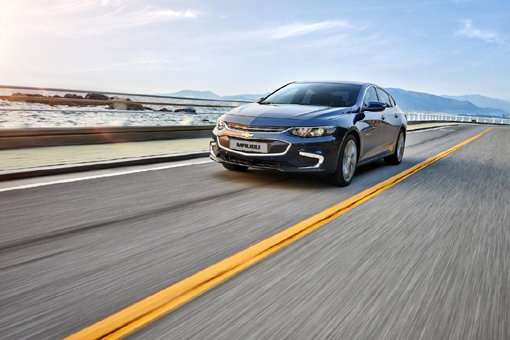 신형 말리부는 기존 말리부 대비 93mm확장된 휠베이스와 60mm 늘어난 전장을 갖춰 중형차는 물론 준대형 차급을 넘나드는 압도적인 차체 크기를 갖췄다. 253마력을 발휘하는 2.0L 터보 엔진의 파워도 경쟁 세단을 압도한다. 사진제공｜지피코리아·쉐보레