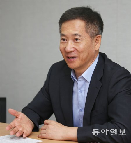 KDB혁신위원장으로 선임된 김경수 성균관대 경제학과 교수가 6일 동아일보와의 인터뷰에서 혁신위원회 운영에 대한 구상을 밝히고 
있다. 김 위원장은 “국민의 눈높이에 맞는 혁신안을 내놓겠다”고 말했다. 최혁중 기자 sajinman@donga.com