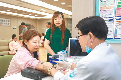 러시아 사하공화국 의료 관광객이 3일 계명대 동산의료원 건강검진센터에서 채혈을 하고 있다. 동산의료원 제공