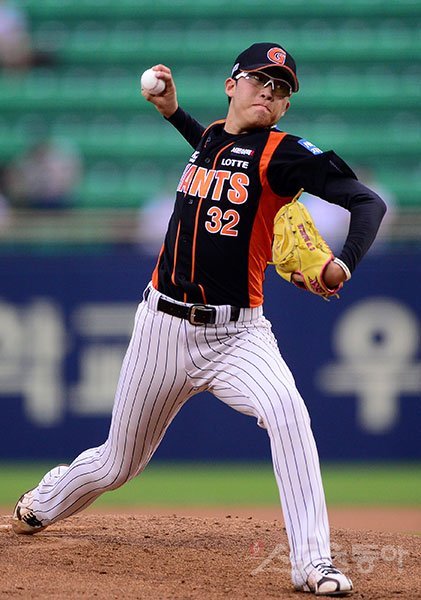 롯데 박세웅은 올 시즌 ‘닥터K’이자 ‘이닝이터’로 성장하며 차세대 우완 에이스임을 입증하고 있다. 그는 안경 쓴 롯데 에이스 계보를 잇는다는 얘기에 “비교 자체가 영광이다. 선배님들이 해낸 기록을 나도 세워보고 싶다”고 말했다. 스포츠동아DB