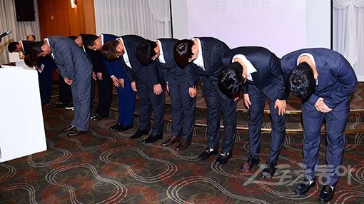 한국프로야구선수협회 이호준 회장(맨 앞)을 비롯해 10개 구단 대의원들이 8일 서울 청담동 리베라호텔 로즈홀에서 긴급 기자회견을 열고 최근 불거진 승부조작사건에 대해 고개를 숙여 사과하고 있다. 김진환 기자 kwangshin@donga.com