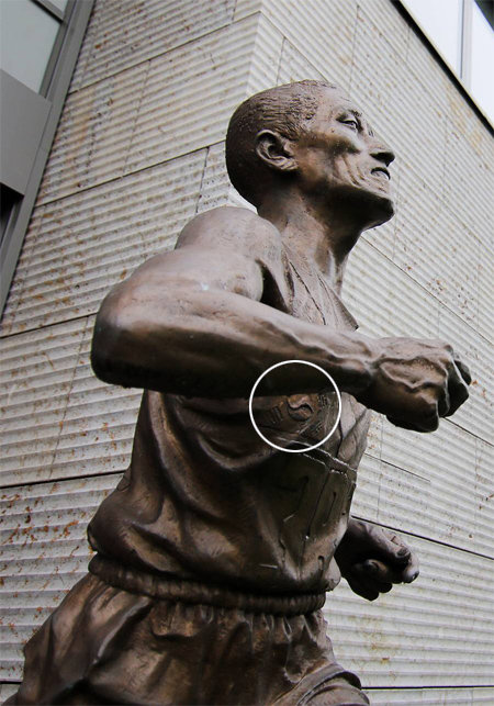 독일 베를린 주재 한국대사관 경내의 고 손기정 선생 동상. 2006년 서양화가인 강형구 당시 손기정기념재단 이사장과 조각가 박철찬 씨가 손 선생의 베를린 올림픽 마라톤 우승 70주년을 기념해 만들었다. 오른쪽 가슴엔 태극기(실선)가 선명하게 새겨져있다. 주독 한국문화원 제공