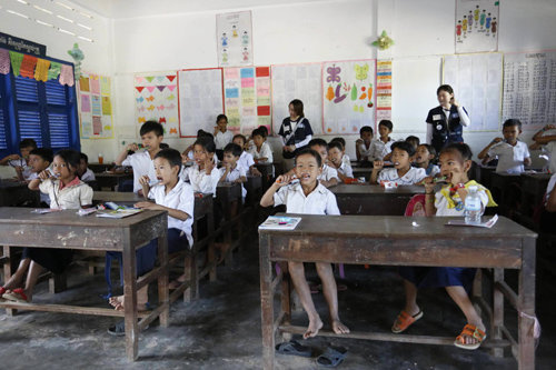 가톨릭대 국제봉사단원들이 푸오크초등학교 학생들에게 양치질을 가르쳐주고 있다. 국제봉사단은 지난달 9일부터 열흘 동안 이 학교와 인근 보육시설에서 봉사활동을 진행했다. 가톨릭대 제공