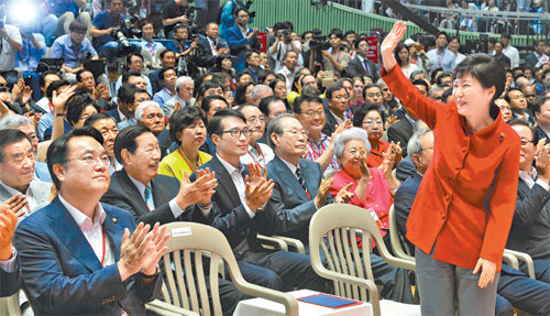 2년전 全大처럼… 새누리 상징 붉은색 재킷 입은 朴대통령 박근혜 대통령이 9일 오후 서울 송파구 잠실실내체육관에서 열린 새누리당 전당대회에 참석해 당원들에게 손을 흔들며 인사하고 있다. 당원들은 “박근혜”를 연호하며 화답했다. 청와대사진기자단