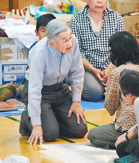 5월 19일 연쇄 강진이 휩쓸고 간 일본 구마모토 현을 방문한 아키히토 일왕. 재난 현장에서 무릎을 꿇은 채 이재민을 위로하고 있다. 아사히신문 제공