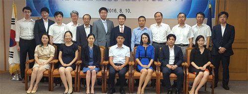 대전지법 판사들이 10일 현법 연구를 위한 헌법행정재판연구회 창립식을 가진 뒤 기념촬영을 하고 있다. 대전지법제공