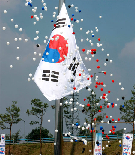 한국도로공사가 11일 남해고속도로 진주휴게소에 내건 대형 태극기. 한국도로공사 제공