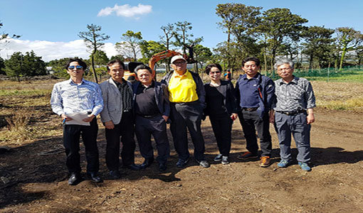 제주도 서귀포시 성산읍에 ‘김응룡 필드’가 만들어지고 있다. 김응룡 전 감독(한 가운데)이 ‘김응룡 필드’를 짓는 데 도움을 준 제주도 지인들과 기념촬영을 하고 있다.