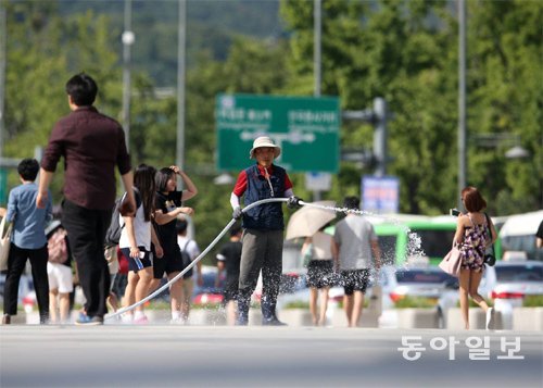 연일 이어지는 무더위에 도로에 물을 뿌리며 열기를 식히고 있다. 사진=장승윤기자 tomato99@donga.com