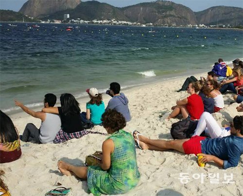 브라질 리우데자네이루 구아나바라 만의 해변에서 올림픽 요트 경기를 보고 있는 사람들. 리우데자네이루=강홍구 기자 windup@donga.com