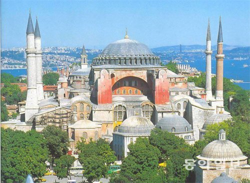 오르한 파묵은 동양과 서양에 걸쳐 있는 터키가 두 개의 영혼을 지닌 것을 우려하지 말아야 한다고 강조한다. 문화의 다양성은 사람을 분별 있게 만든다는 게 그의 생각이다. 기독교와 이슬람교가 혼재된 아야소피아 성당. 동아일보DB