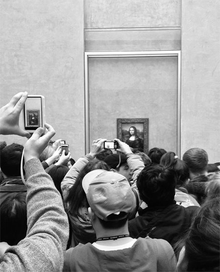 루브르 박물관 ‘모나리자’ 전시실의 레이아웃 디자인은 어떤 소통을 낳고 있을까. 홍디자인 제공