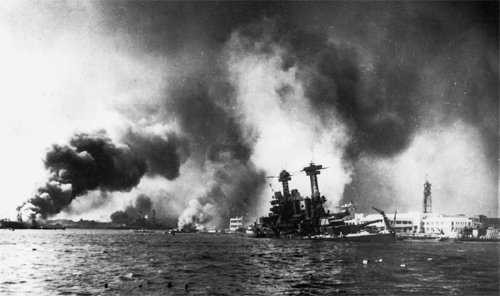 1941년 12월 7일 일본군의 하와이 진주만 기습으로 침몰하는 미국 캘리포니아함. 국력이 상대적으로 약한 일본은 열세를 만회하기 위해 기습 전략을 구사했다. 하지만 저자는 기습 외에는 주먹구구식 작전을 펴던 일본 장교들 때문에 많은 병사들이 희생됐다고 지적한다. 글항아리 제공