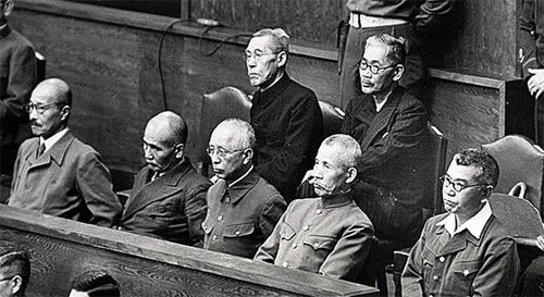 1946년 극동국제군사재판(도쿄전범재판) 법정에 선 일본 A급 전범들.