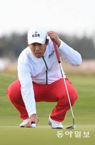 안병훈 선수가 11일(현지시간) 브라질 리우데자네이루 바하 올림픽 골프코스에서 열린 남자골프 1라운드에서 퍼팅라인을 살피고 있다./2016.8.11/리우데자네이루=올림픽사진공동취재단L