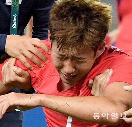 손흥민 “후배들에게 너무 미안해…” 손흥민이 14일 리우데자네이루 올림픽 남자 축구 8강전에서 온두라스에 0-1로 패한 뒤 울고 있다. 벨루오리존치=올림픽사진공동취재단