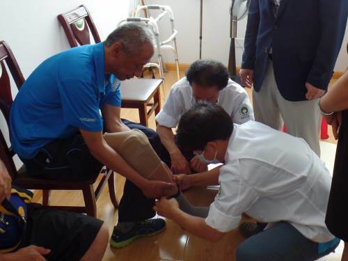 한국보훈복지의료공단 직원이 중국 옌지시에거주하는 독립유공자 후손을 위한 의료봉사를하고 있다.