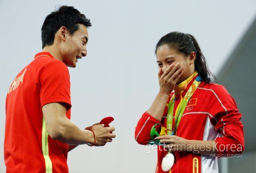 중국다이빙대표팀의 허쯔(오른쪽)가 깜짝 프러포즈를 받았다. 허쯔는 15일(한국시간) 여자 3m 스프링보드 은메달을 획득한 뒤 시상식 도중 동료이자 남자친구인 친카이로부터 청혼 반지를 받아들고 환하게 웃었다. 사진=ⓒGettyimages이매진스