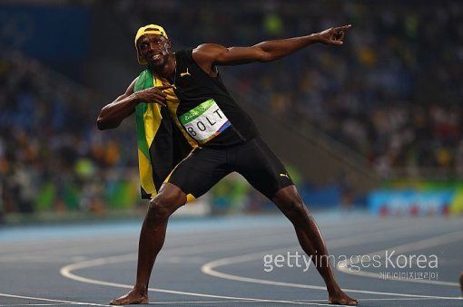 리우에서도 우사인 볼트(자메이카)의 세리머니는 계속됐다. 볼트는 15일(한국시간) 올림픽 스타디움에서 펼쳐진 2016리우데자네이루올림픽 육상 남자 100m 결승에서 9초81로 우승해 2008년 베이징대회와 2012년 런던대회에 이어 이 종목에서 사상 첫 3연패를 달성했다. 볼트는 특유의 세리머니로 기쁨을 만끽했다. 사진=ⓒGettyimages이매진스