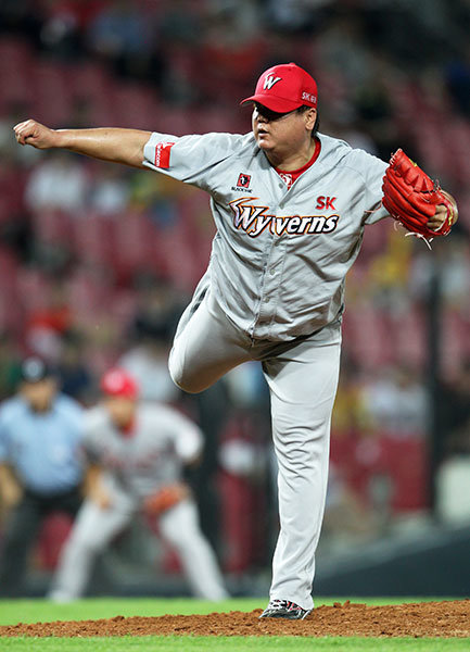 SK 채병용은 FA 계약 첫 해, 팀의 사실상 ‘유일한’ 필승조로 고군분투하고 있다. 마무리 박희수의 이탈로 최근엔 마무리 역할까지 맡으며 ‘살림꾼’ 역할을 톡톡히 하고 있다. 사진제공｜스포츠코리아