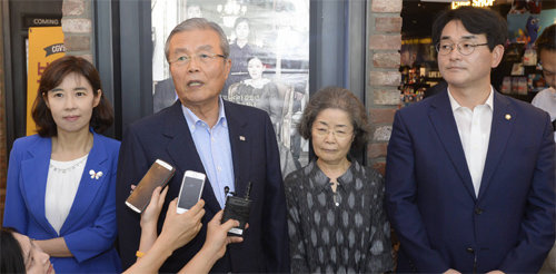 ‘덕혜옹주’ 본 김종인 “지도자 무능하면 백성이 고통” 제71주년 광복절인 15일 더불어민주당 김종인 
비상대책위원회 대표(왼쪽에서 두 번째)가 서울 영등포의 한 극장에서 영화 ‘덕혜옹주’ 관람에 앞서 취재진의 질문에 답하고 있다. 김
 대표는 “무능한 지도자를 만나면 영화에 나타나는 대로 나라도 뺏기고 선량한 백성들도 피 끓는 고통을 당한다는 것을 볼 수 
있다”고 말했다. 왼쪽부터 박경미 의원, 김 대표와 부인 김미경 이화여대 명예교수, 박용진 의원. 사진공동취재단