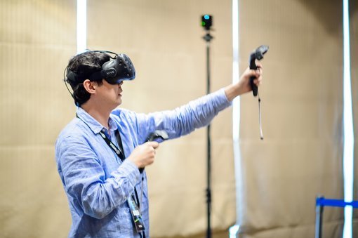새 지포스 그래픽 프로세서가 탑재된 노트북으로 가상현실(VR)을 체험하는 모습. (출처=IT동아)