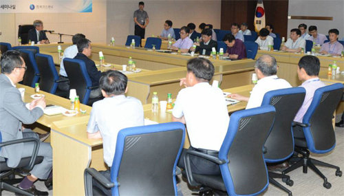 13일 한국가스공사 임직원들이 대구 동구 본사에서 비상대책회의를 열고 비리 근절과 신뢰회복 방안을 논의하고 있다. 한국가스공사 제공