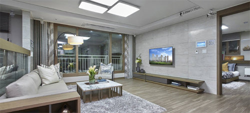 경기 남양주시 다산신도시 지금지구 ‘반도유보라 메이플타운 2.0’ 아파트의 전용면적 84㎡B형 거실. 4베이, 방 4개 설계로 채광과 통풍이 우수하고 대형 평형 못지않게 생활공간이 넓다. 반도건설 제공