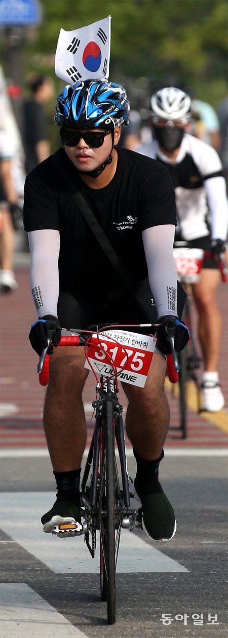 ▲ 15일 ‘한강 자전거 한바퀴 대회’에 참가한 한 시민이 서울 여의도 한강공원의 자전거 도로를 질주하고 있다. 장승윤 기자 tomato99@donga.com