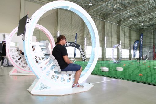 별도 마련된 조종석에서 드론을 조작하는 모습. (출처=IT동아)