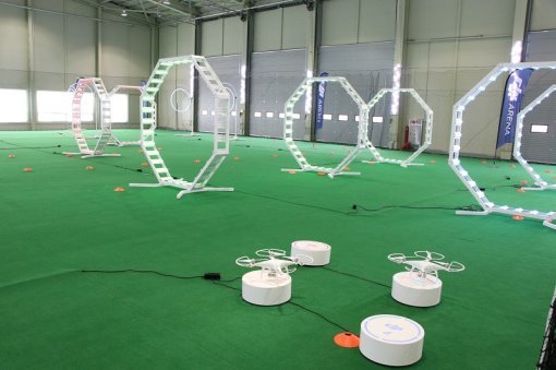 DJI 아레나 내에는 드론 조종 기술에 필요한 장애물들이 배치돼 있다. (출처=IT동아)