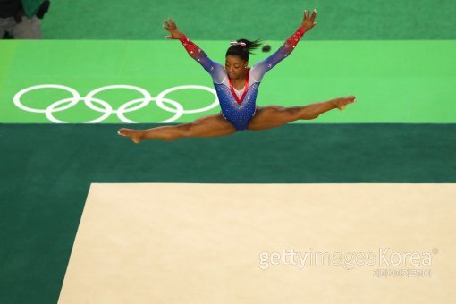 시몬 바일스가 17일(한국시간) 올림픽 아레나에서 벌어진 2016리우데자네이루올림픽 기계체조 여자 마루에서 혼신을 다해 연기를 펼치고 있다. 바일스는 금메달을 목에 걸면서 대회 4관왕에 올랐다. 사진=ⓒGettyimages이매진스