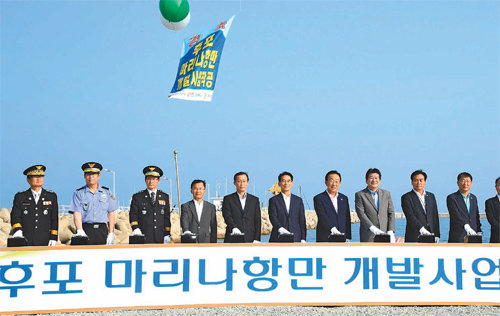 경북 울진군 후포항에서 12일 열린 마리나 항만 개발사업 착공식에서 임광원 울진군수와 김관용 경북도지사, 강석호 국회의원(왼쪽에서 여섯 번째부터) 등이 착공 축하 버튼을 누르고 있다. 경북도 제공